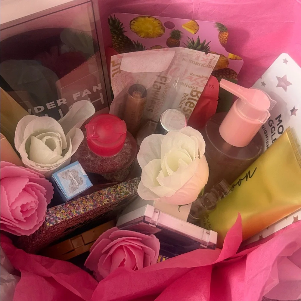 Makeup Gift Set with Pink and White Accents. Over 200$ in ultra products